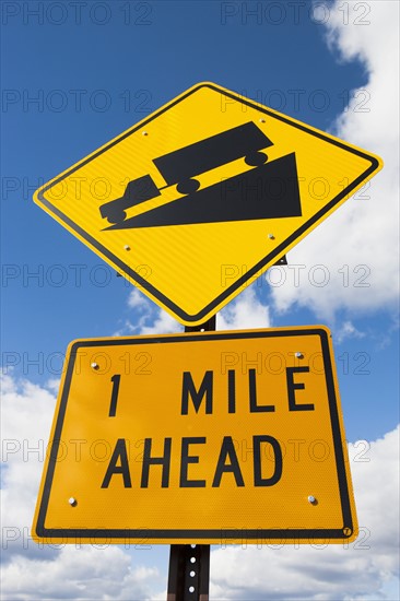 Low angle view of road sign.
Photo : fotog