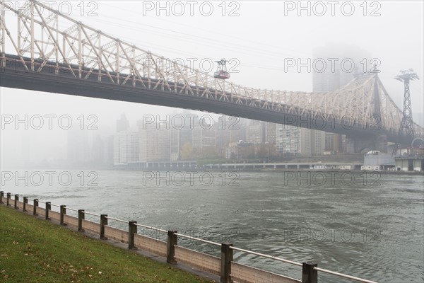 Overhead cable car by Queensboro Bridge. USA, New York State, New York City.
Photo : fotog