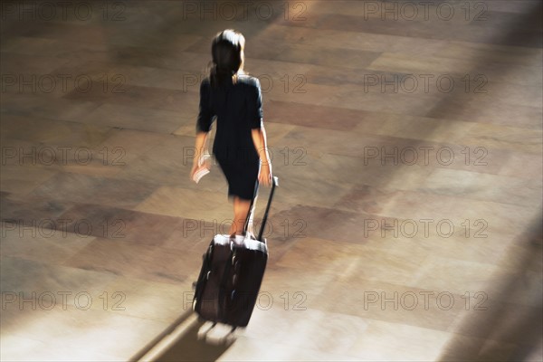 High angle view of woman walking at Grand Central Station. USA, New York State, New York City.
Photo : fotog