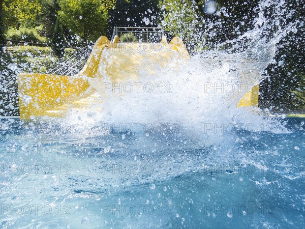 Boy (6-7) making splash in pool. Germany, Thuringia.
Photo : JOHANNES KROEMER