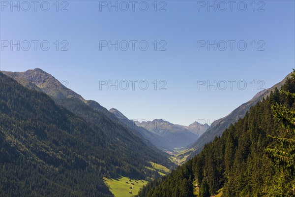 View to mountain valley. Austria, Tirol, Kappl.
Photo : JOHANNES KROEMER