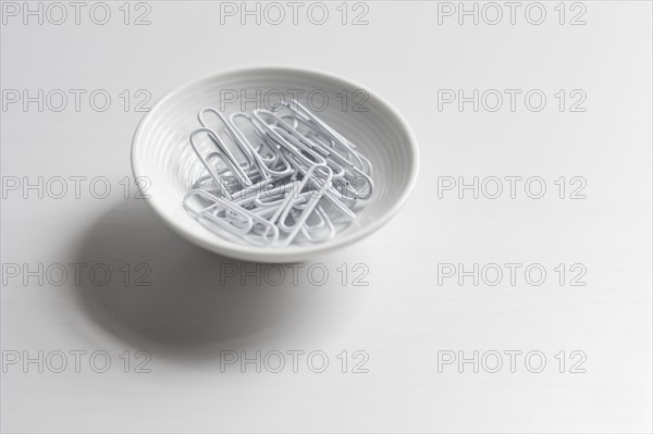 Paper clips in bowl.
Photo : Kristin Lee