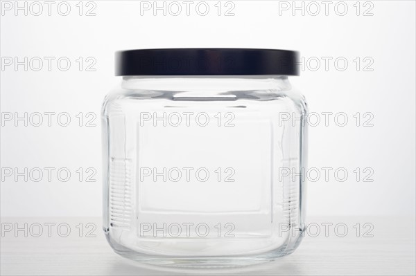 Empty glass jar.
Photo : Kristin Lee