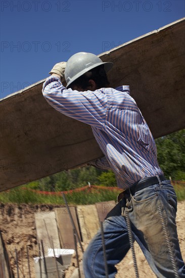 Construction worker working on construction site. USA, Western Colorado, United States.
Photo : Kelly
