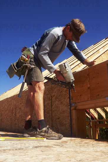 Construction worker working on construction site. USA, Colorado.
Photo : Kelly