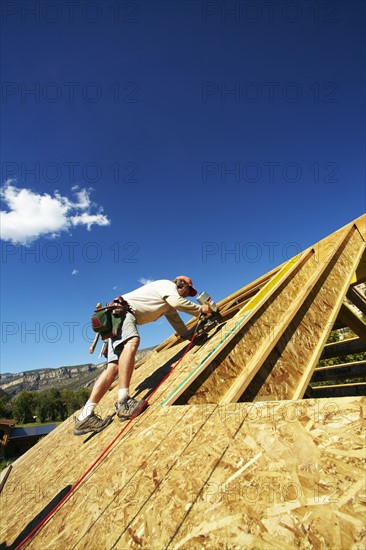 Construction worker working on construction site. USA, Colorado.
Photo : Kelly