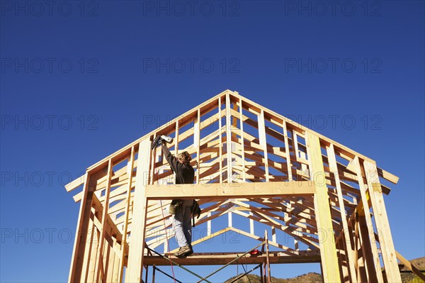 Construction worker working on construction site. USA, Colorado.
Photo : Kelly