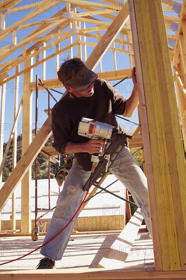 Construction worker working on construction site. USA, Colorado.
Photo : Kelly