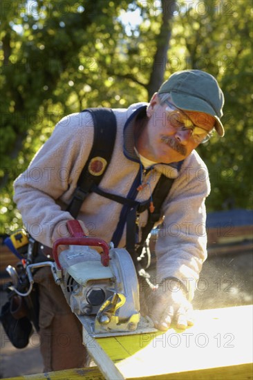 Construction worker working on construction site. USA, Colorado.
Photo : Kelly