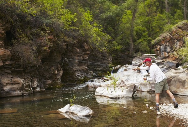 Fisherman on riverbank. USA, Colorado.
Photo : Kelly