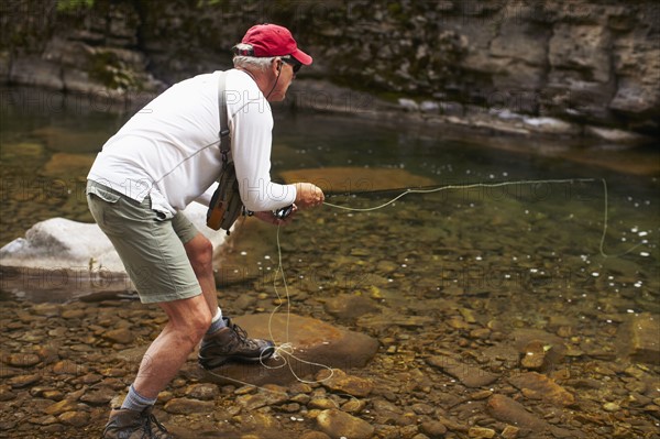 Fisherman on riverbank. USA, Colorado.
Photo : Kelly