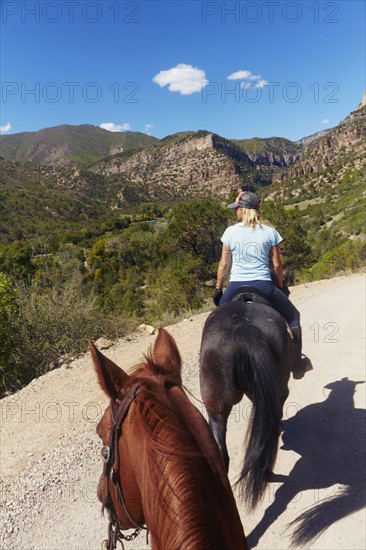 Woman riding horse. USA, Western USA, Colorado.
Photo : Kelly