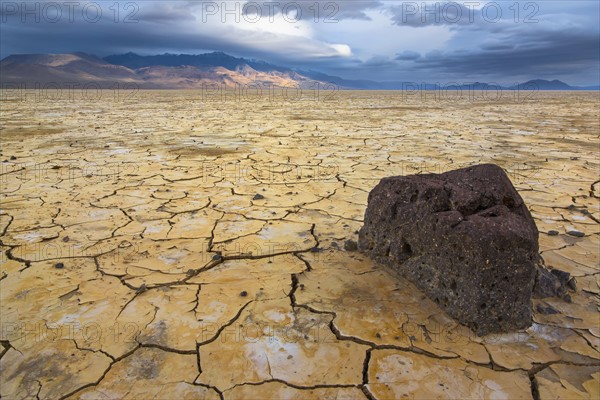 Stormy clouds over cracked earth. USA, Oregon.
Photo : Gary Weathers