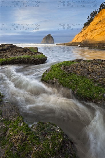 Haystack Rock. USA, Oregon, Pacific City.
Photo : Gary Weathers