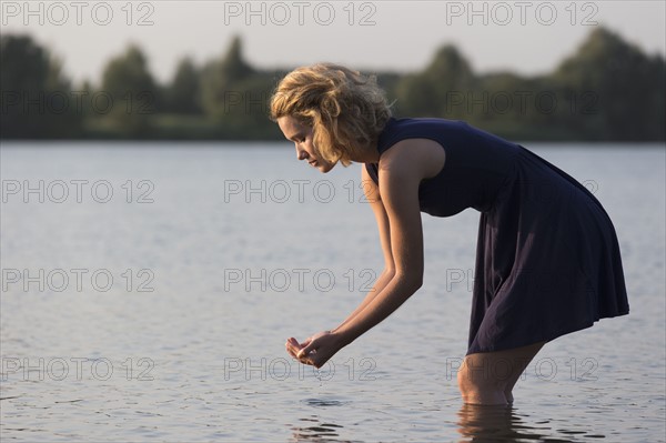 Beautiful woman in lake. Netherlands, Gelderland, De Rijkerswoerdse Plassen.
Photo : Jan Scherders