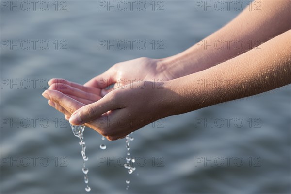 Woman's hands with waterdrops.
Photo : Jan Scherders