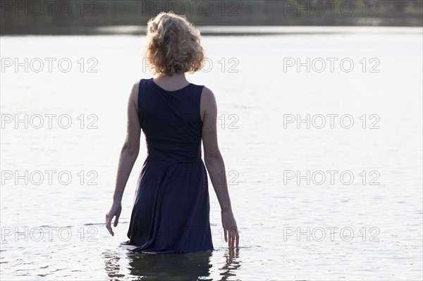 Beautiful woman standing in lake.
Photo : Jan Scherders