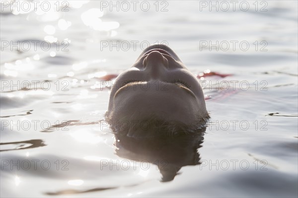 Woman relaxing in lake.
Photo : Jan Scherders