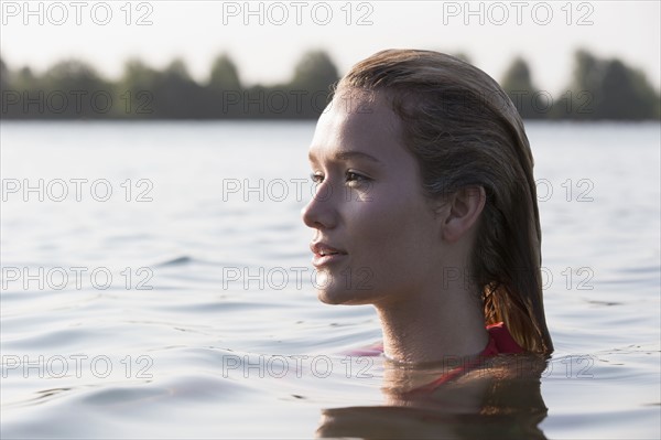 Woman relaxing in lake, Profile. Netherlands, Gelderland, De Rijkerswoerdse Plassen.
Photo : Jan Scherders