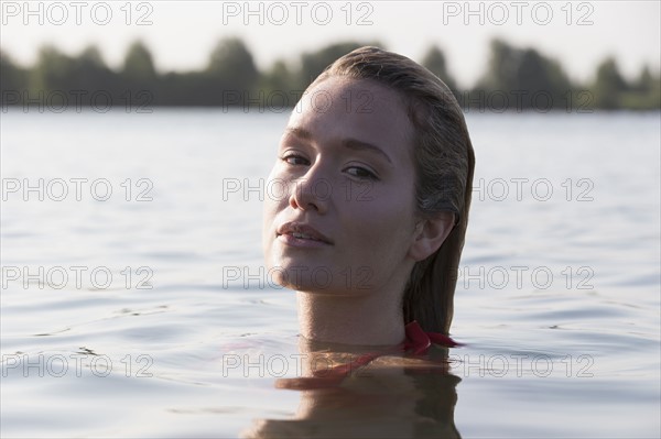 Woman relaxing in lake, Looking at camera. Netherlands, Gelderland, De Rijkerswoerdse Plassen.
Photo : Jan Scherders