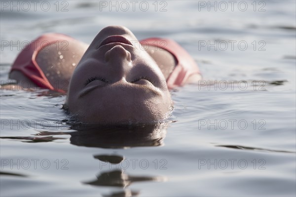 Woman relaxing in lake.
Photo : Jan Scherders