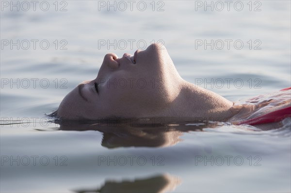 Woman relaxing in lake.
Photo : Jan Scherders