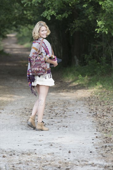 Woman walking dirt road. Netherlands, Gelderland, Hatertse Vennen.
Photo : Jan Scherders