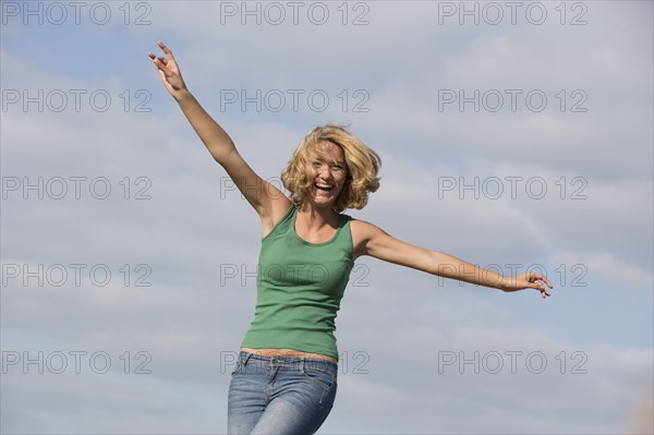 Portrait of happy woman.
Photo : Jan Scherders