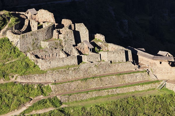 Overlooking ruins at sunset. Peru, Pisac.
Photo : Henryk Sadura