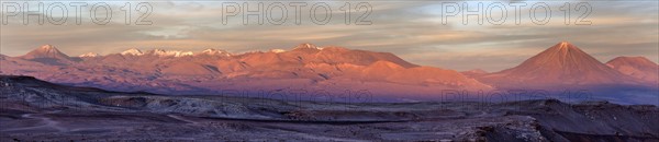 View to Valle de la Luna at sunrise. Chile, Antofagasta Region, Atacama Desert, Valle de la Luna.
Photo : Henryk Sadura