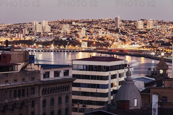 Cityscape at sunset. Chile, Valparaiso.
Photo : Henryk Sadura