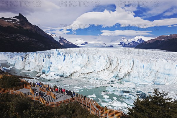 Tourists looking at glacier. Argentina, Los Glaciares National Park, Perito Moreno.
Photo : Henryk Sadura