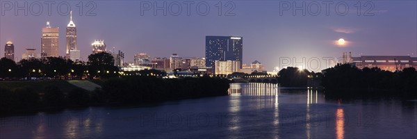 Moon rising over city. USA, Indiana, Indianapolis.
Photo : Henryk Sadura