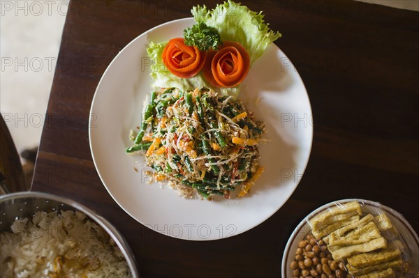 Fresh salad on plate.
Photo : Noah Clayton