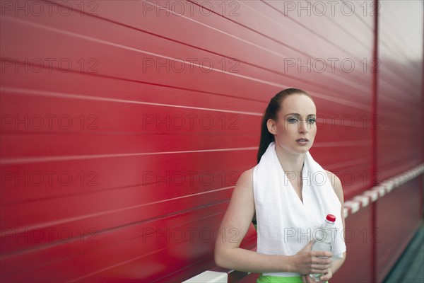 Portrait of woman holding bottle of water.
Photo : Mark de Leeuw