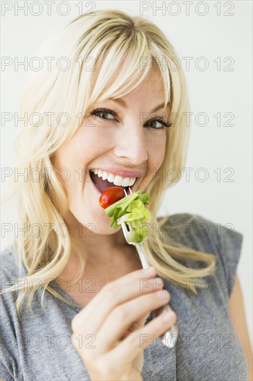 Woman holding salad on fork.
Photo : Jessica Peterson