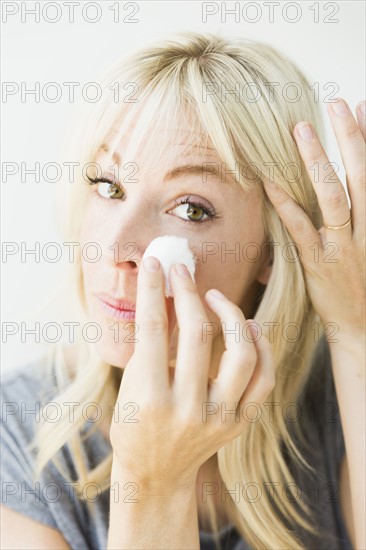 Woman cleaning face.
Photo : Jessica Peterson