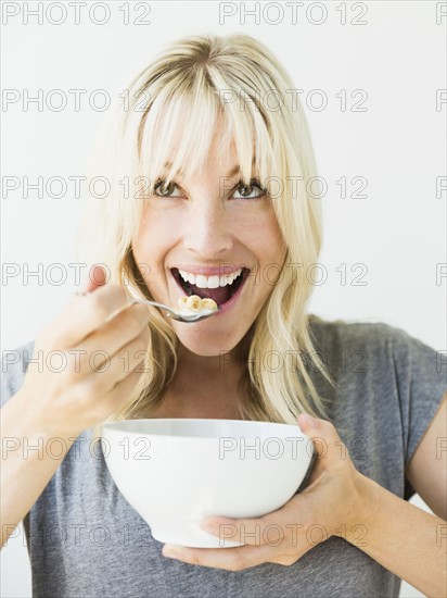Woman eating cereals.
Photo : Jessica Peterson