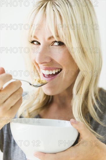 Woman eating cereals.
Photo : Jessica Peterson