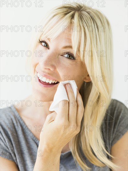 Woman cleaning face.
Photo : Jessica Peterson