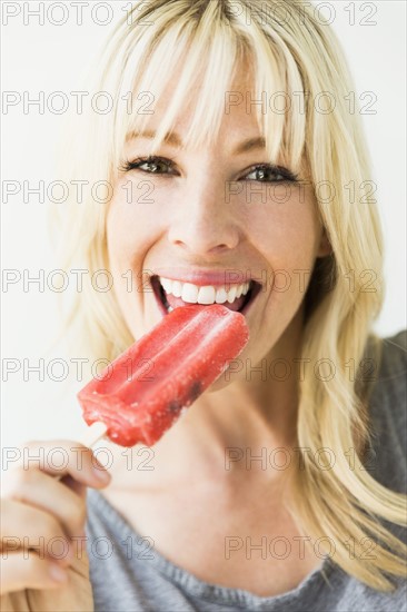 Woman eating ice popsicle.
Photo : Jessica Peterson