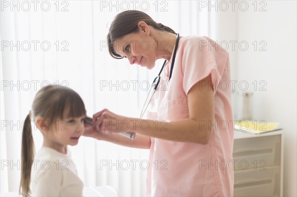 Doctor examining girl (4-5).