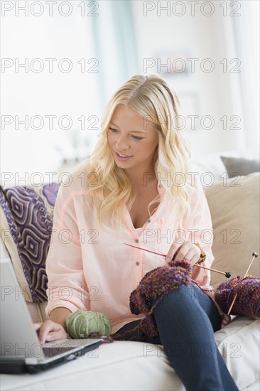 Portrait of young woman learning knitting.
Photo : Jamie Grill