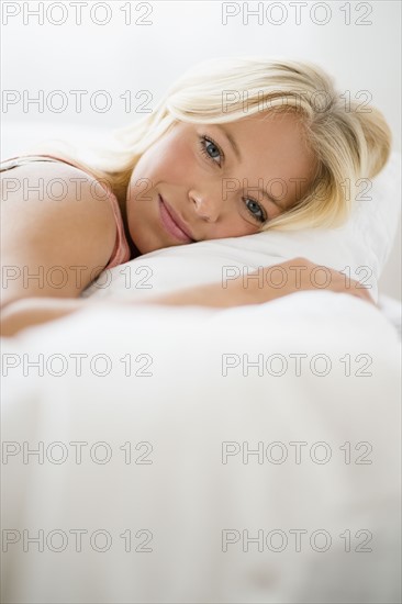 Portrait of blond woman relaxing in bed.
Photo : Jamie Grill