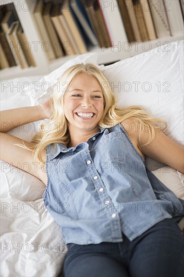 Portrait of young woman relaxing in bedroom.
Photo : Jamie Grill