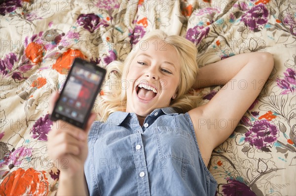 Portrait of young woman using mobile phone.
Photo : Jamie Grill