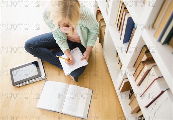 Elevated view of woman studying in library.
Photo : Jamie Grill