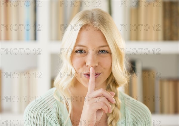Portrait of woman with finger on lips.
Photo : Jamie Grill