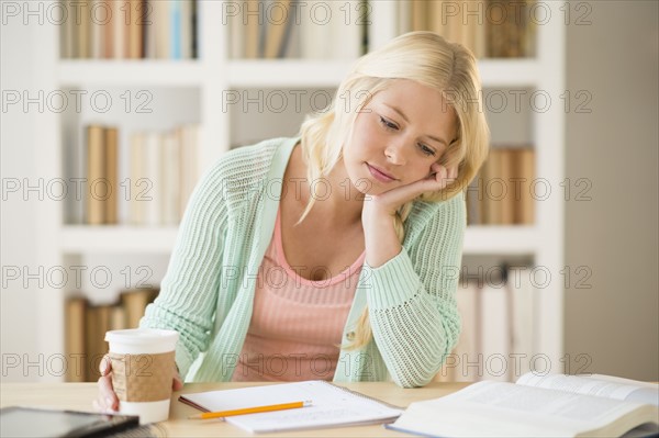 Portrait of tired female student in library.
Photo : Jamie Grill