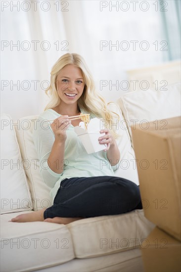 Portrait of young woman eating Chinese food. .
Photo : Jamie Grill